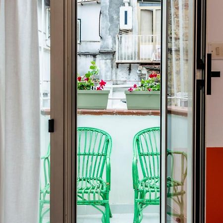 Charming Apartment With Balcony In The Historic Center Неаполь Экстерьер фото